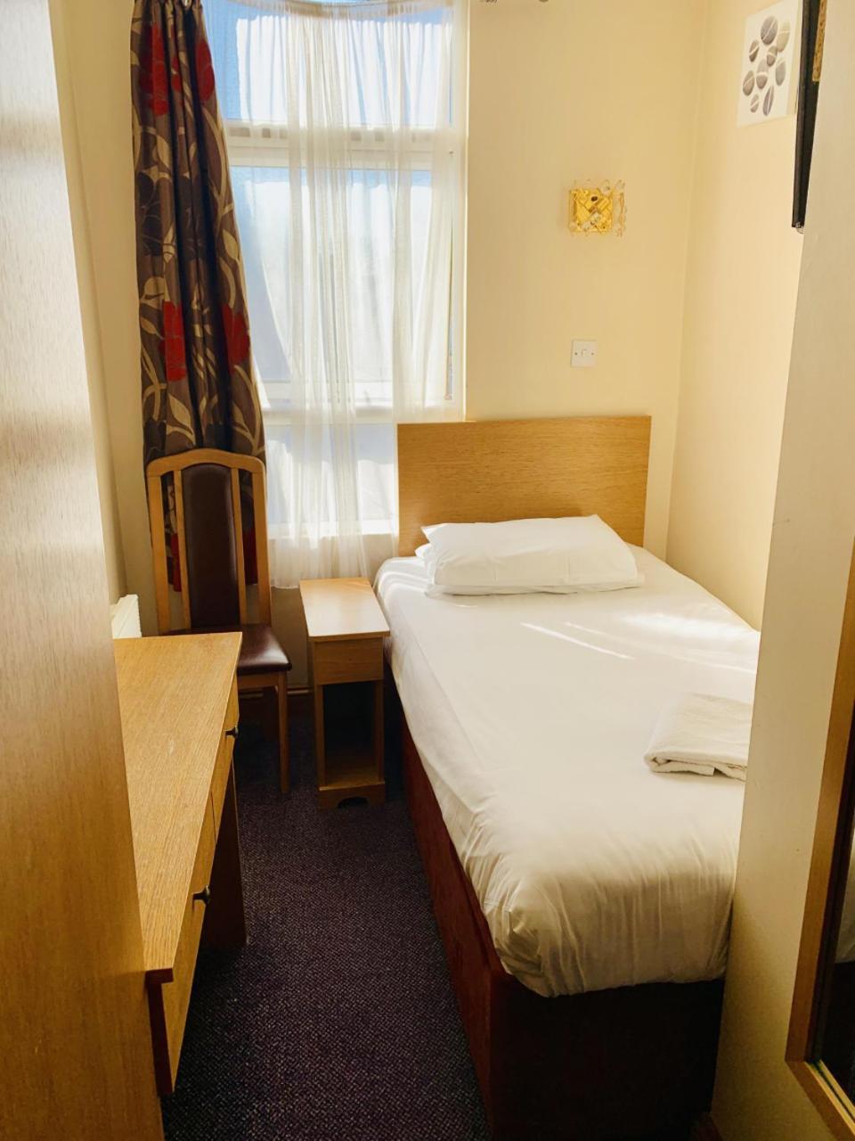 Britannia Inn Hotel Ilford Bagian luar foto